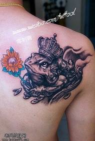 Model i tatuazhit të frogut të shpatullave 66495 @ Modeli i tatuazhit me ngjyrën e shpatullave të gëlltitur, i siguruar nga pavijoni i tatuazheve