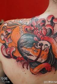 Patrón de tatuaxe de lobo pintado de crisantemo