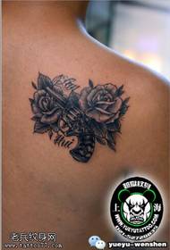 Model de tatuaj clasic cu pistol trandafir