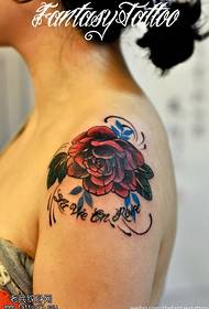 Patró de tatuatge de color rosa a l'espatlla femení