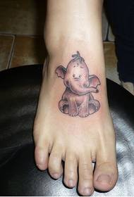 Foto del tatuaggio del elefante carino sul collo del piede