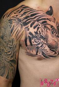 Brændende tiger personlighed skulder tatovering billede