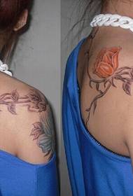 Spalle di ragazze belli fiori di mudellu di tatuaggi di peonia per godiri l'immagine