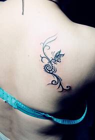 Afbeelding van een tatoeage op het schouderblad van een meisje