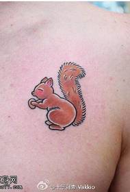 Mfano mdogo wa tattoo ya squirrel kwenye bega