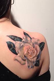 Mooi mooi ogende roos tattoo patroon foto op vrouwelijke schouder