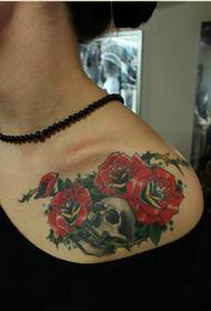 Perempuan bahu kepribadian fashion tengkorak berwarna-warni naik gambar tato