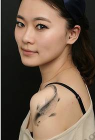 Чиста и красива жена рамо черно-бяла риба татуировка снимка