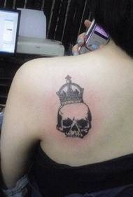 Meisje schouder kroon schedel mode tattoo foto's