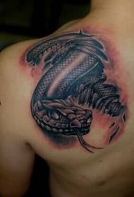 Dominuojanti pečių gyvatės tatuiruotė