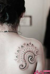 Апстрактна точка со прекрасна слика за тетоважа на рамо