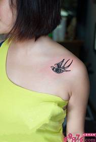 Снимка с татуировка на рамо с лясто лясто