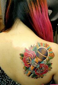 Divat zene mikrofon hátsó vállán tetoválás kép