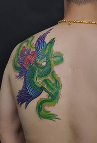 Красивая и красивая картина татуировки Феникс на заднем плече