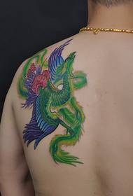 Akanaka uye akanaka Phoenix tattoo pateni pikicha pabendekete kumashure