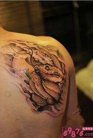 Gambar tato bahu python tradisional