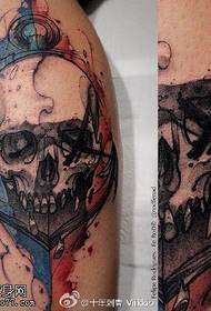 Modello tatuaggio teschio inchiostro spalla