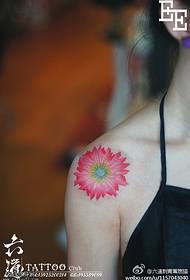 Immagine del tatuaggio del fiore dell'acquerello della spalla super bella