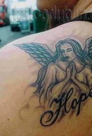 Κομψό και όμορφο τατουάζ με άγγελο ώμου