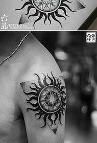 I-Ultra-real punct geometric totem sun tattoo iphethini