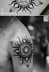 Modello di tatuaggio solare totem puntura ultra-reale