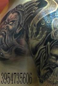 Atlante effetto tatuaggio sulla spalla