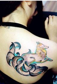 Virina ŝultroj, moda, bonaspekta, naŭ-vosta vulpo-tatuaje bildo