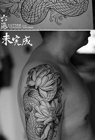 Ŝultro realisma tradicia lotuso kaj serpenta tatuaje ŝablono