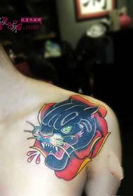 Черная татуировка с изображением леопарда и ароматом плеча