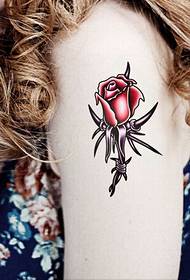 Krásne ramená, teplé a krásne, ruže, tetovanie