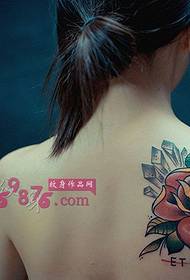 Bella spalla profumata bella immagine del tatuaggio rosa