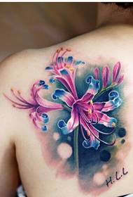 Modello di tatuaggio broccato dall'aspetto bello e bello sulle spalle di una bella donna