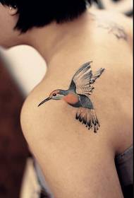 Moteriška pečių mada atrodo gerai atrodanti kolibrio tatuiruotės nuotrauka