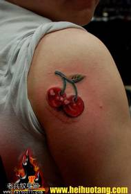 Motivo a tatuaggio rosso ciliegia scarlatto a spalla piccola