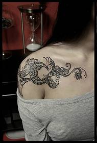 Тетоважа женског рамена