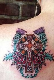 Moters peties graži graži kryžiaus tatuiruotės nuotrauka
