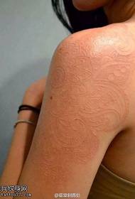 Τάγμα τατουάζ φθορισμού βανίλιας ώμου