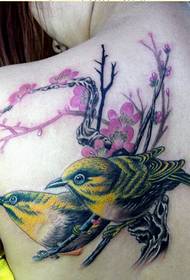 Umerii fetei, o imagine frumoasă, o imagine de tatuaj de tip magpie