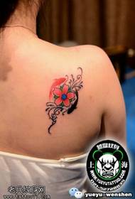 Mtindo mzuri wa maua ya tattoo ya dhahabu