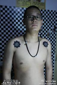 Ang pag-rotate sa misteryosong pattern sa tattoo sa bulak