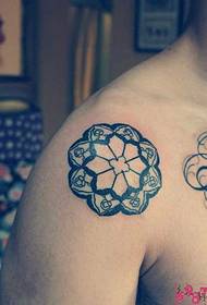 Bild på axel alternativ blomma totem tatuering