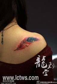Wzór tatuażu na ramionach kolorowe plamiste pióro