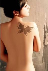 Čista djevojka ramena prekrasne svježe slike tetovaža leptira