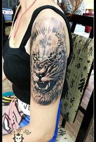 Įnirtingas tigro galvos tatuiruotės modelis