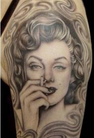 Homme fort belle épaule européenne et américaine femme qui fume tatouage picture picture