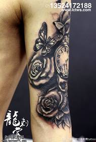 Klassinen ruusu perhonen tatuointi malli