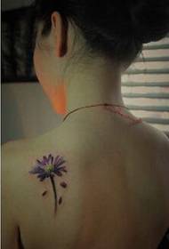 Dekliška ramena in lepo videti barvite majhne slike tetovaže Zouju