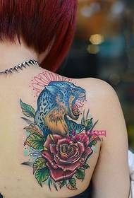 Снимка на татуировка на рамо доминираща гепард роза момиче