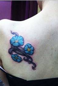 Tatlong magagandang kulay asul na mga bulaklak na tattoo tattoo na larawan sa mga balikat