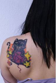 Gyönyörű és gyönyörű látszó macska tetoválás mintás képek a gyönyörű nők vállán